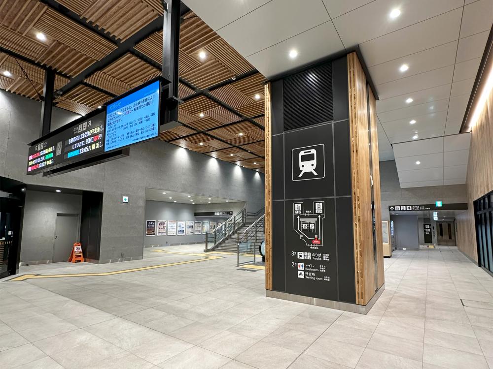 松山駅コンコース　柱サイン