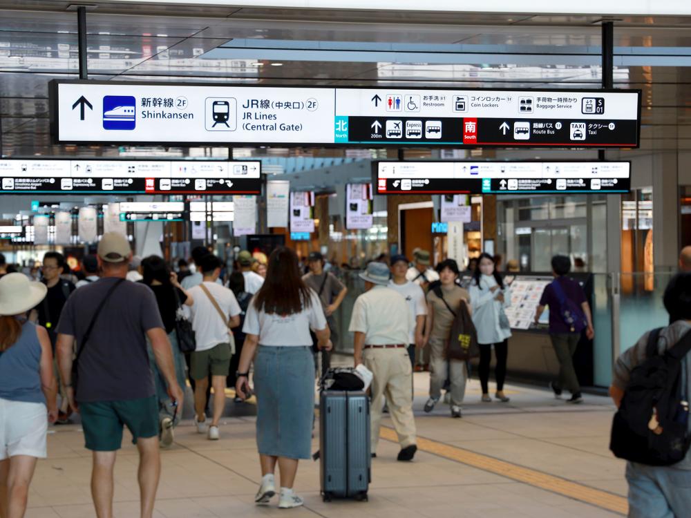 新デザインのサインが設置された南北自由通路